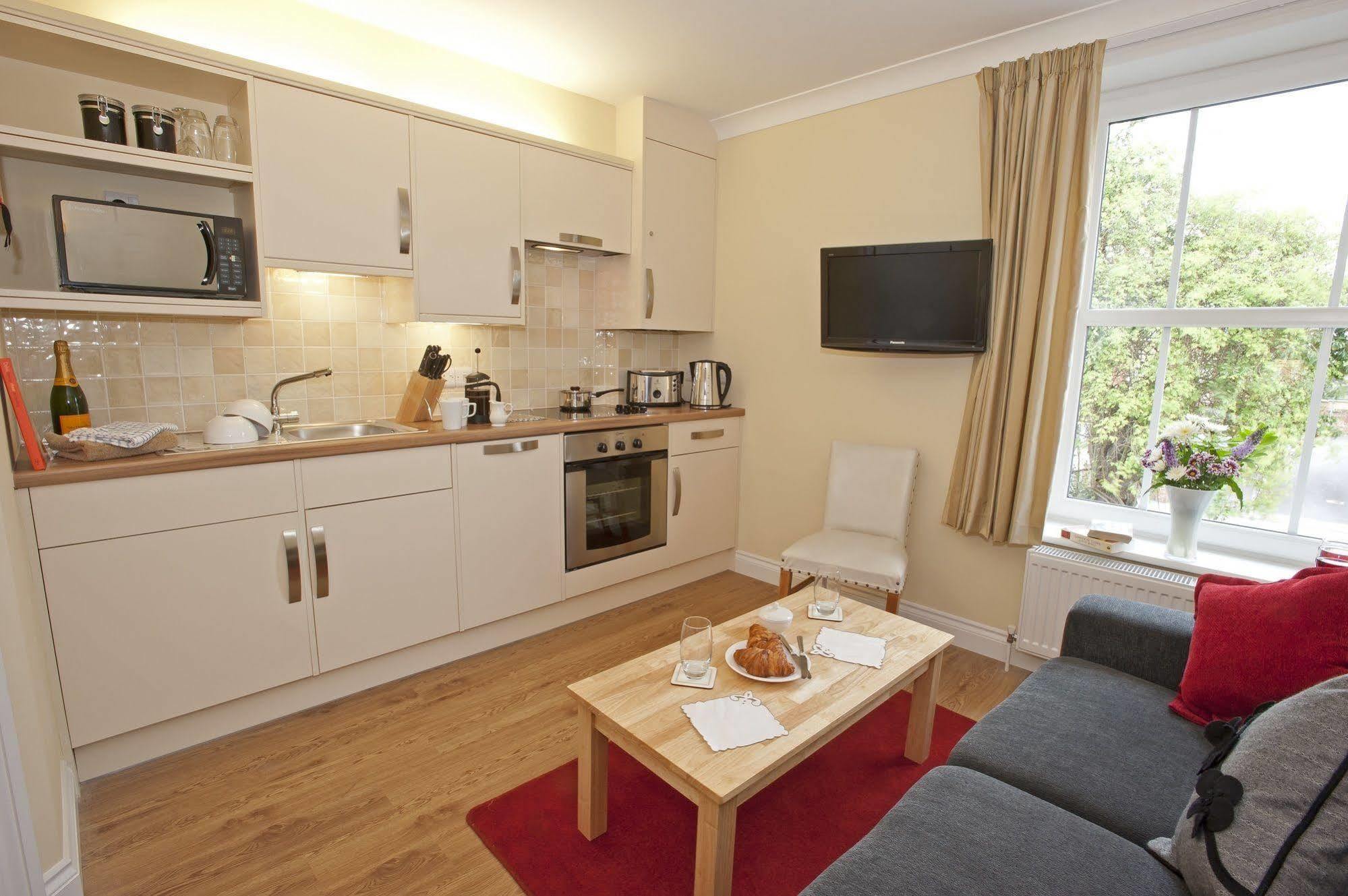 Peartree Serviced Apartments ソールズベリー エクステリア 写真
