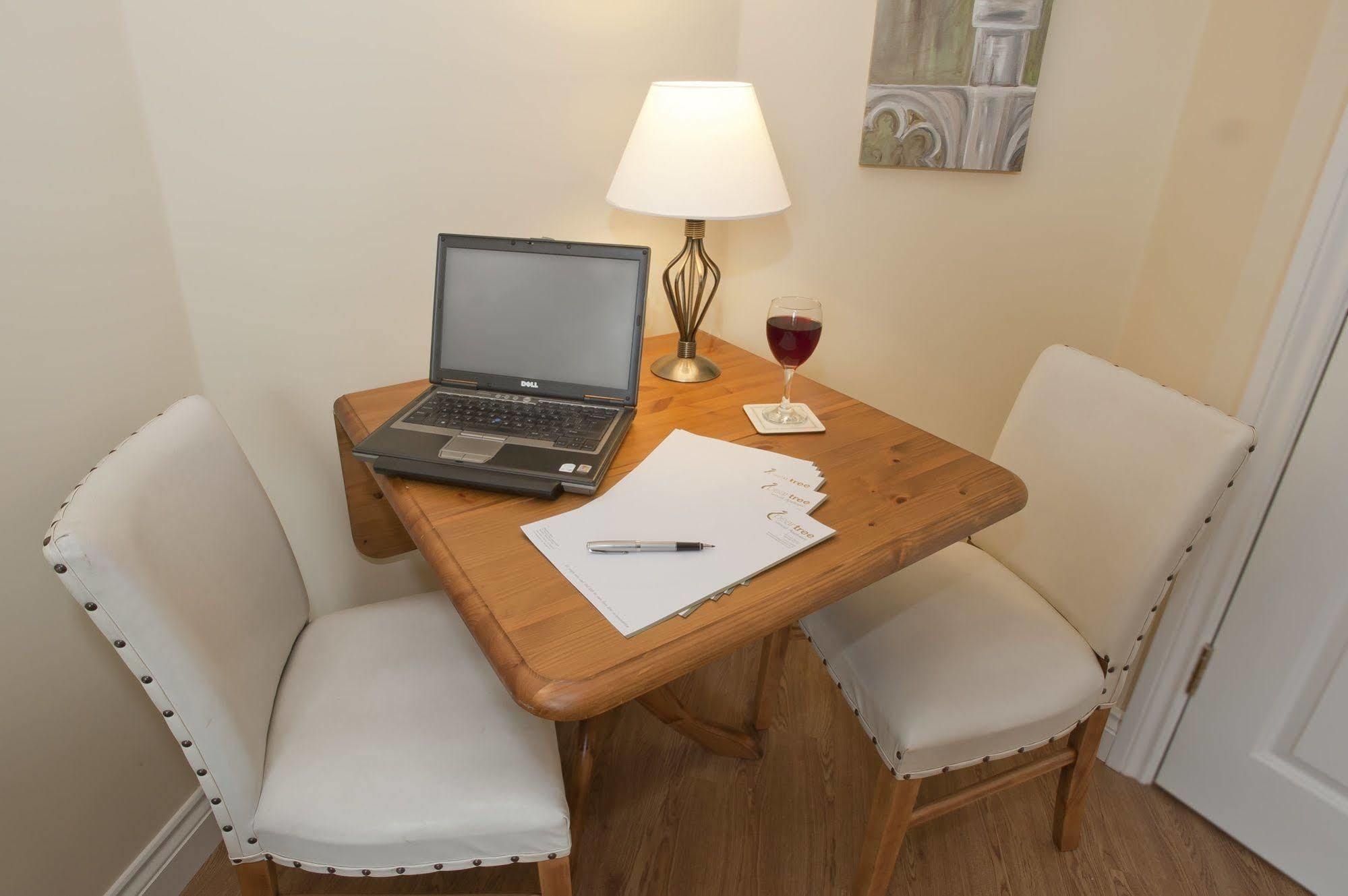 Peartree Serviced Apartments ソールズベリー エクステリア 写真